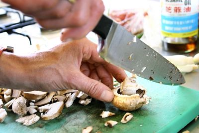 Jeroen demonstreert het in plakjes snijden van de champignons